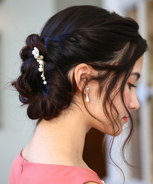 髪をきれいにまとめている女性