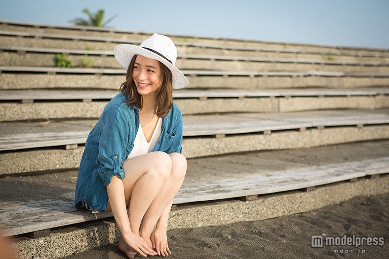 NEXT“なりたい顔No.1”野崎萌香と胸キュン海デート 弾ける笑顔に釘づけ