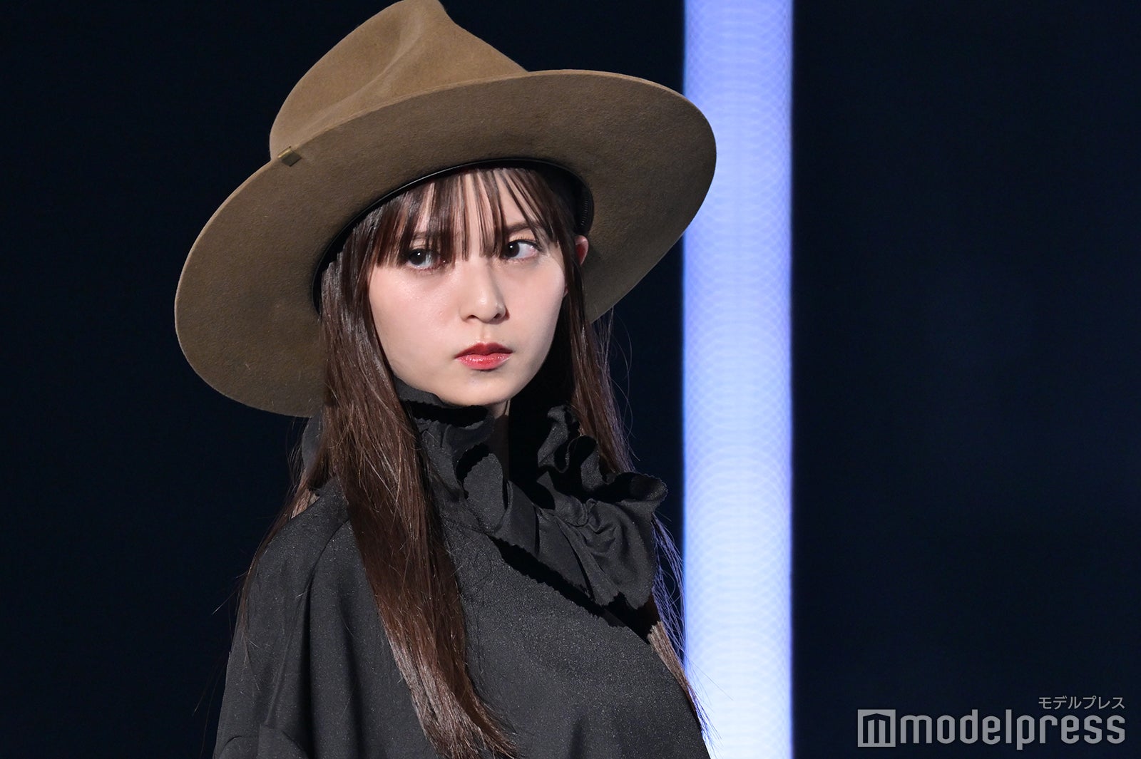 齋藤飛鳥、ブラックワンピから美脚チラリ つば広ハットで小顔際立つ＜TGC2023A／W＞