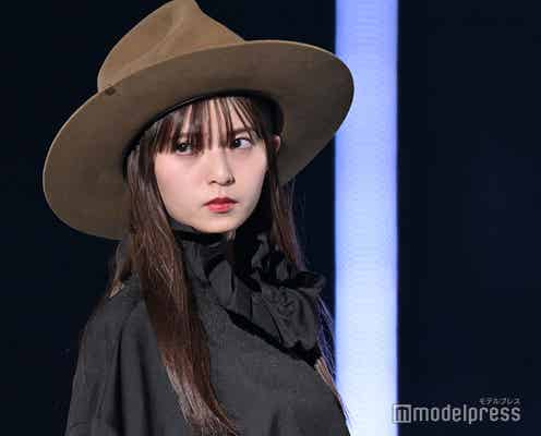 齋藤飛鳥、ブラックワンピから美脚チラリ つば広ハットで小顔際立つ<TGC2023A/W>