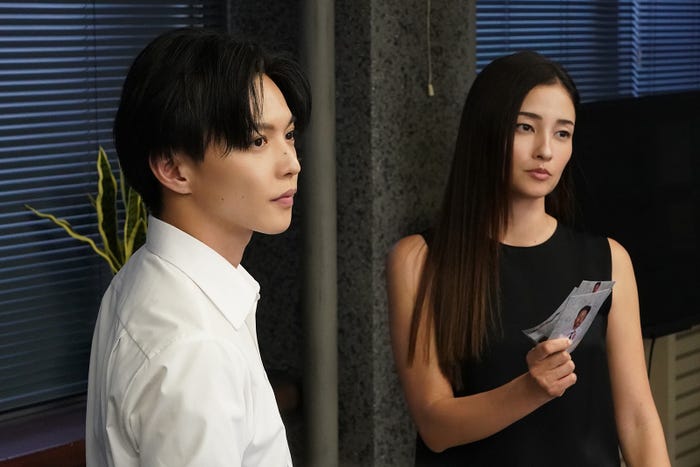 佐藤大樹、黒木メイサ「降り積もれ孤独な死よ」第2話より(C)井龍一・伊藤翔太/講談社(C)ytv