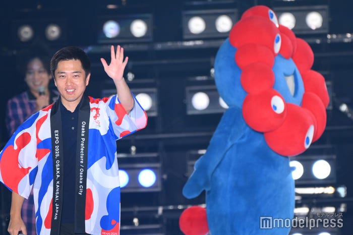 吉村洋文大阪府知事、ミャクミャク(C)モデルプレス