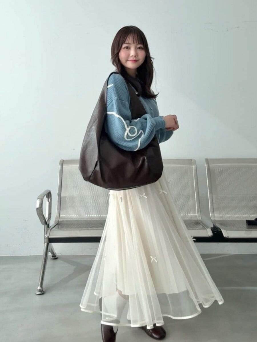 2026春大人女性ブルーニット白チュールスカートコーデ