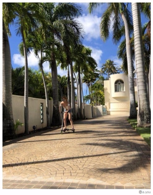 浜崎あゆみ、生足全開の無邪気ショットを公開「可愛すぎ」「大胆でSEXY」