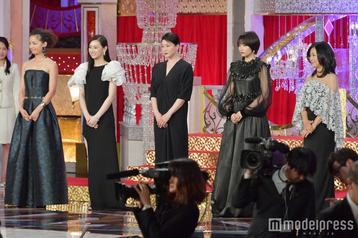 (左から)尾野真千子、北川景子、夏川結衣、広瀬すず、薬師丸ひろ子(C)モデルプレス