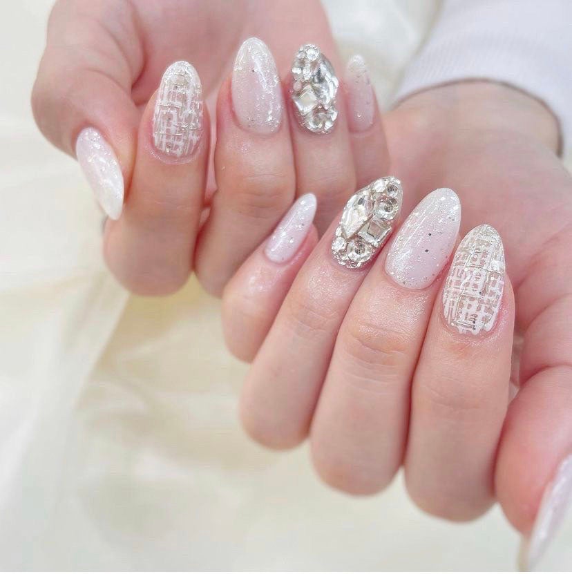 ホワイト×シルバー（画像提供：esNAIL）