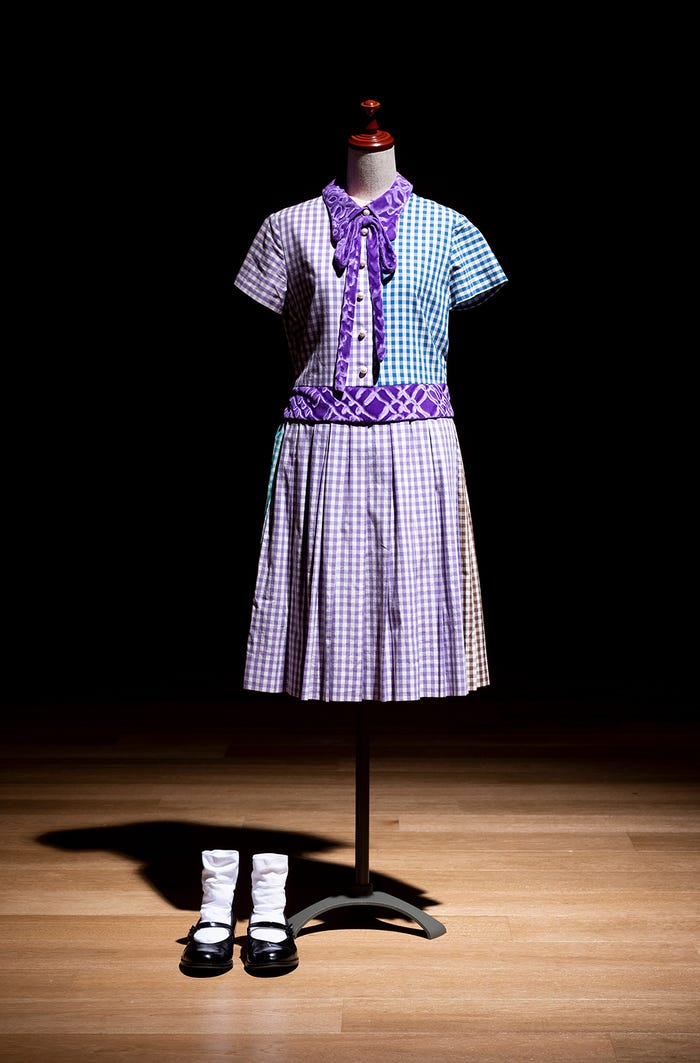 「ぐるぐるカーテン」歌衣装(C)乃木坂46LLC