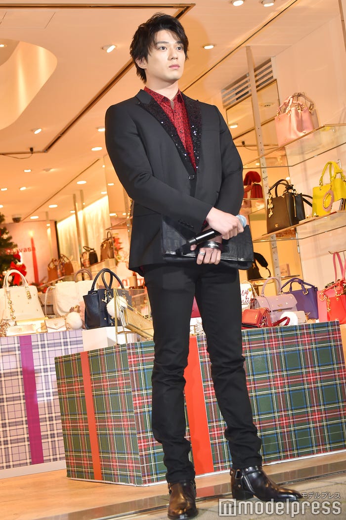 都内にて行われた巨大LEDクリスマスツリービジョン点灯式に参加した新田真剣佑(C)モデルプレス