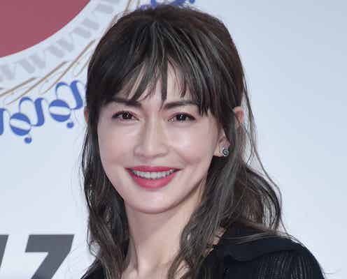 長谷川京子、胸元セクシースタイルで登場