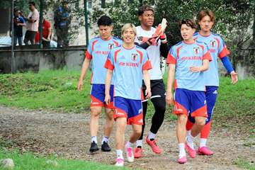 サッカー日本代表のほっこりシーン 子どもたちから「スズキ！」コールも3人並ぶ鈴木…声援に応えたのは