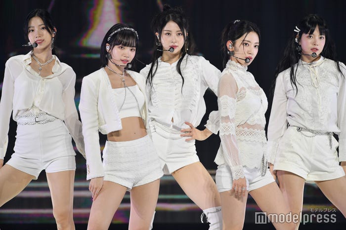 LE SSERAFIM(左から)KAZUHA、KIM CHAEWON、HUH YUNJIN、SAKURA、HONG EUNCHAE(C)モデルプレス