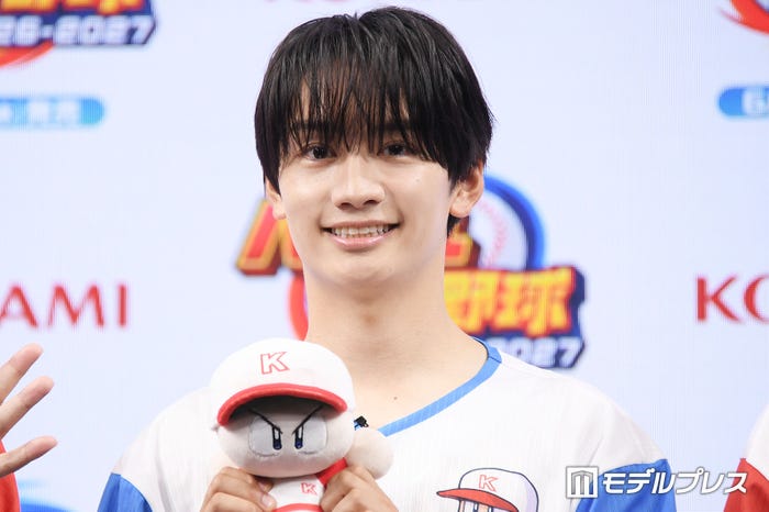 新幹線移動中もパワプロに夢中で末澤誠也を放置していた藤原丈一郎(C)モデルプレス