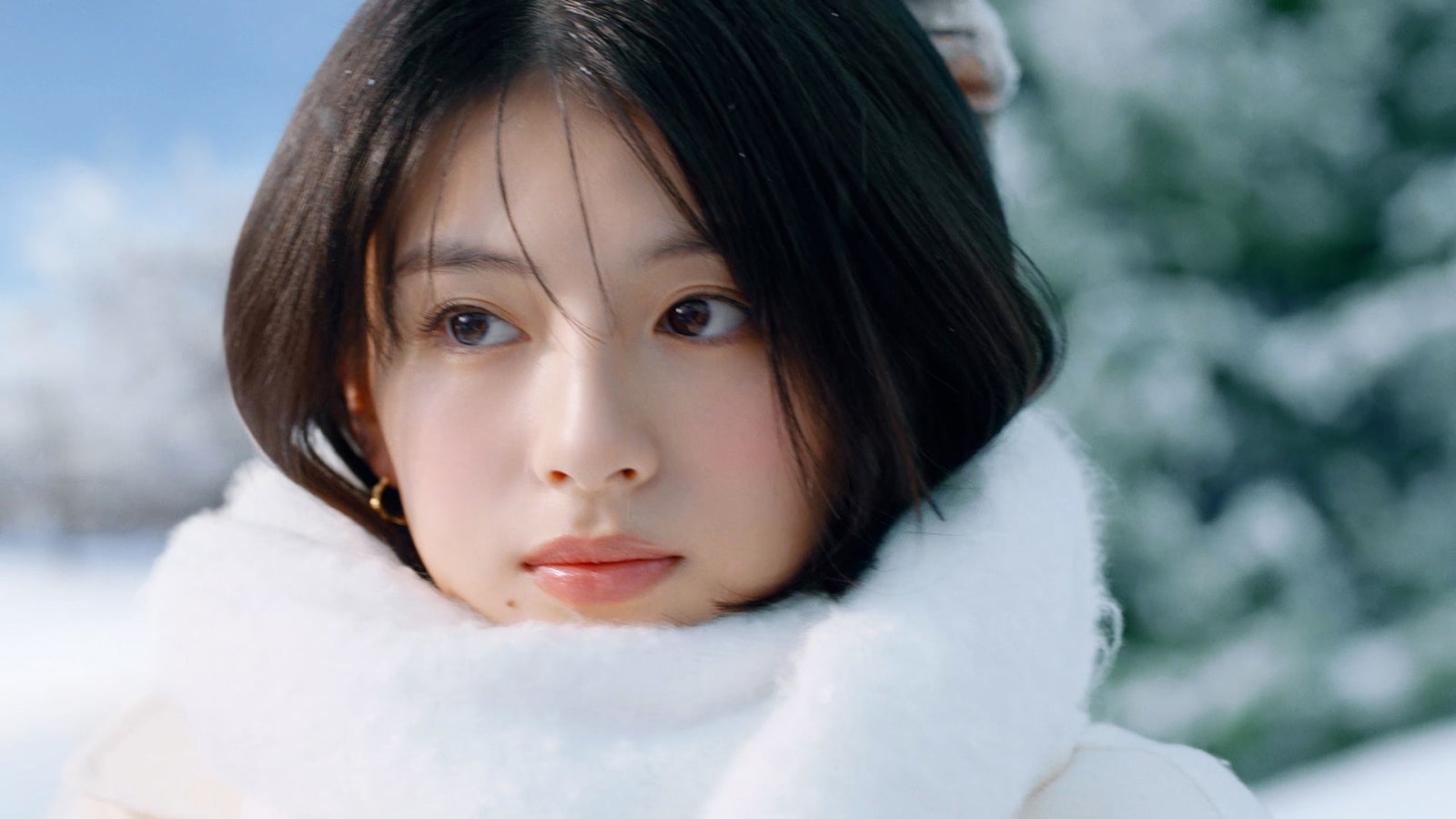 出口夏希／メルティーキッス新CM「冬の待ち合わせ」篇（提供写真）