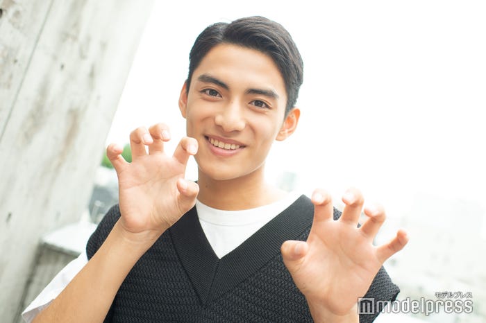 “オオカミポーズ”/藤枝喜輝 (C)モデルプレス