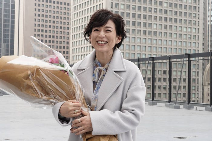 クランクアップを迎えた鈴木保奈美(C)フジテレビ