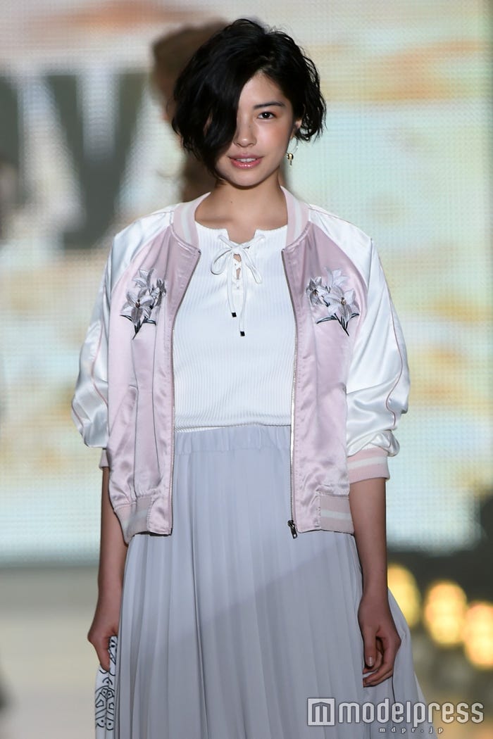 トレンドのレースアップトップスと合わせて/佐久間由衣(C)モデルプレス