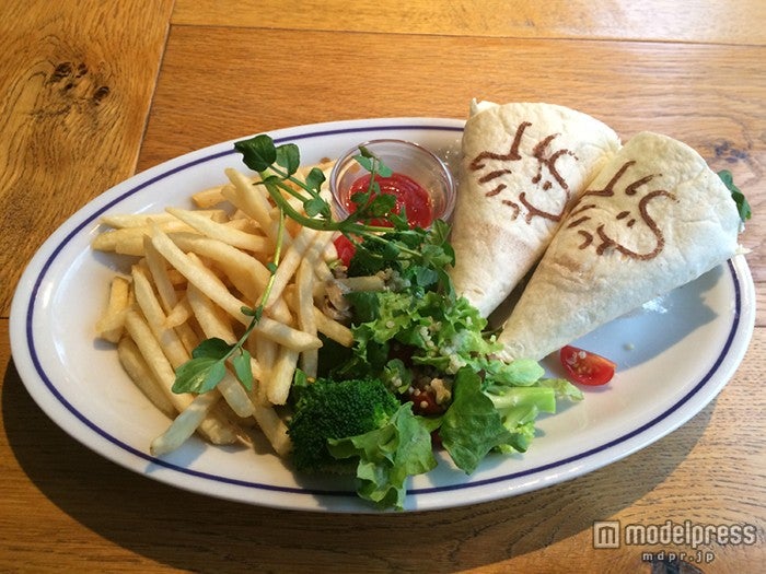 生ハムとルッコラ入り、カレー味の卵サラダ入りの2種「ウッドストックサンド」￥926 （税抜）