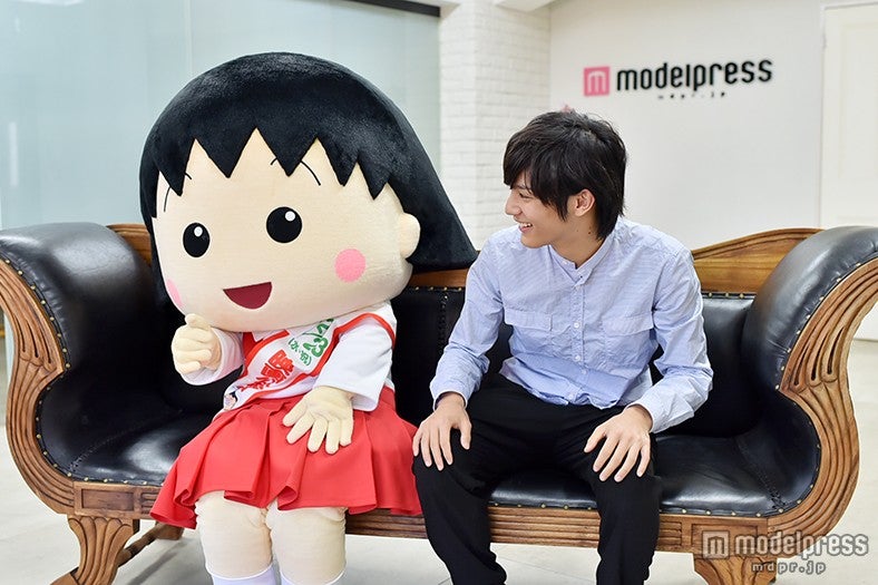 まるちゃんに「可愛い～！」と声をかける中川大志さん