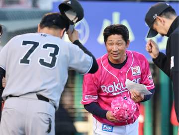 監督代行同士が笑顔でメンバー表を交換 楽天－巨人 両指揮官が言葉を交わす