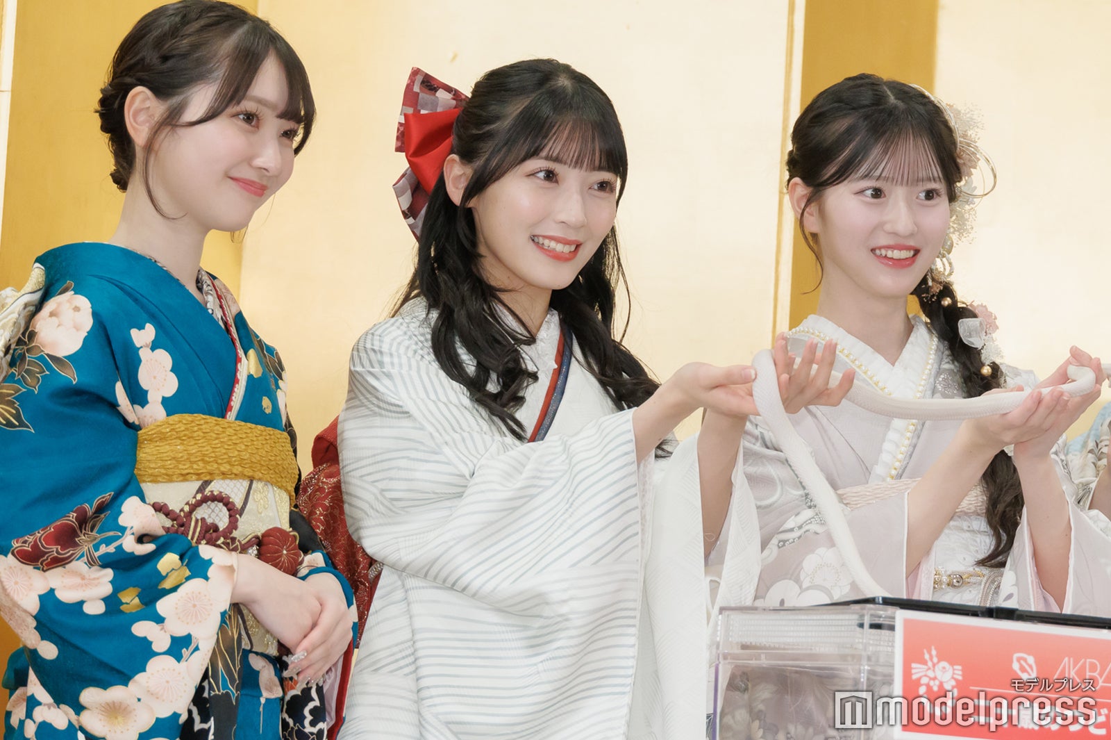 ハクさんを持つ山崎空、佐藤綺星、八木愛月（C）モデルプレス