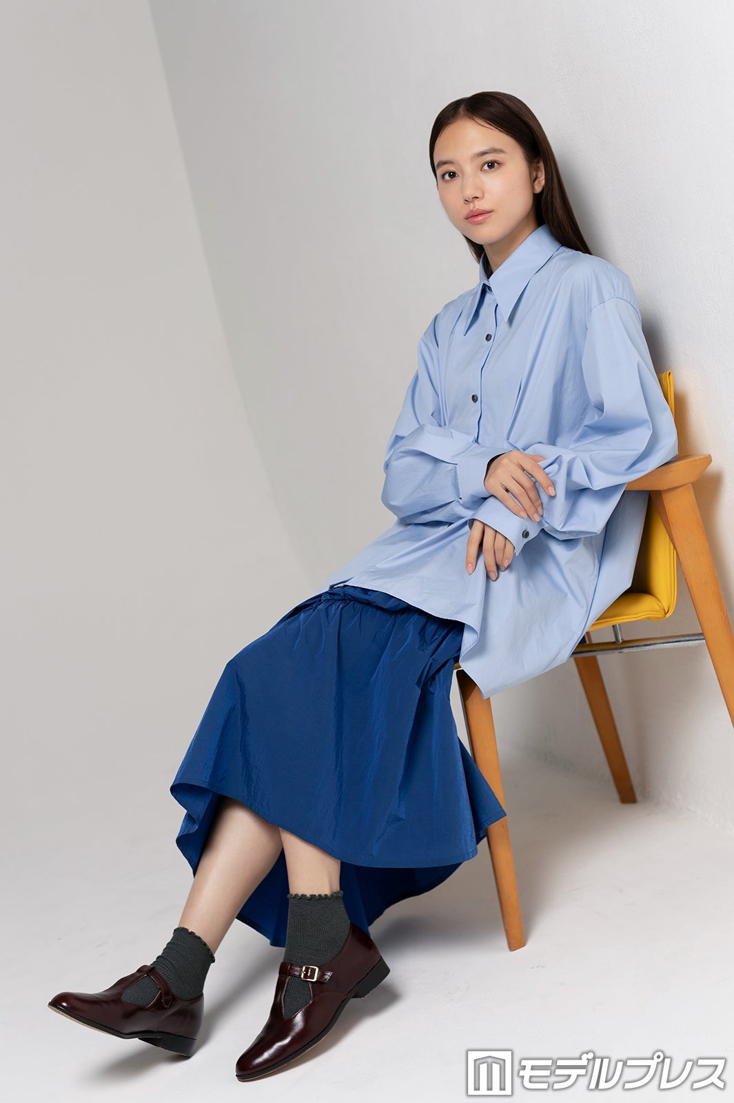 清原果耶／ヘアメイク：YOSHi.T／スタイリスト：高木阿友子（※「高」は正式には「はしごだか」）／ブラウス ¥39600（RUMCHE）／お問合せ先 contact@rumche.com、スカート¥20350（IMMEZ）／お問合せ先 http://immez.official.ec/、靴 ¥18920（A de Vivre）／お問合せ先 RANDA（ランダ）TEL：06-6451-1248（C）モデルプレス