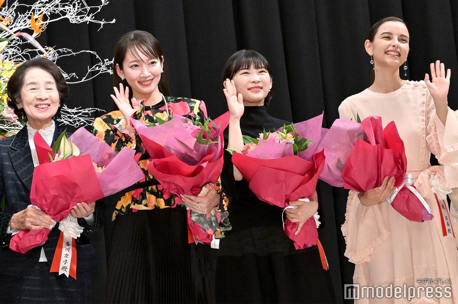 （左から）香川京子、吉岡里帆、伊藤沙莉、嵐莉菜（C）モデルプレス