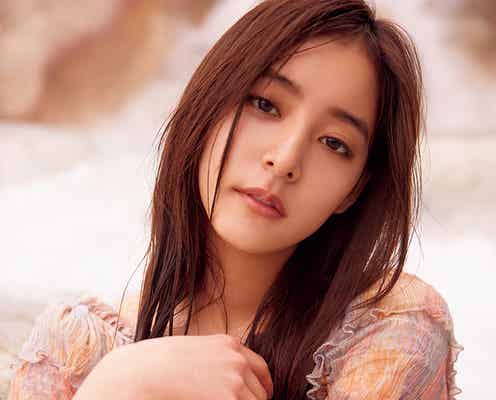 新木優子、セクシーな水着カット解禁 すっぴん風メイクも披露<2nd写真集「honey」>