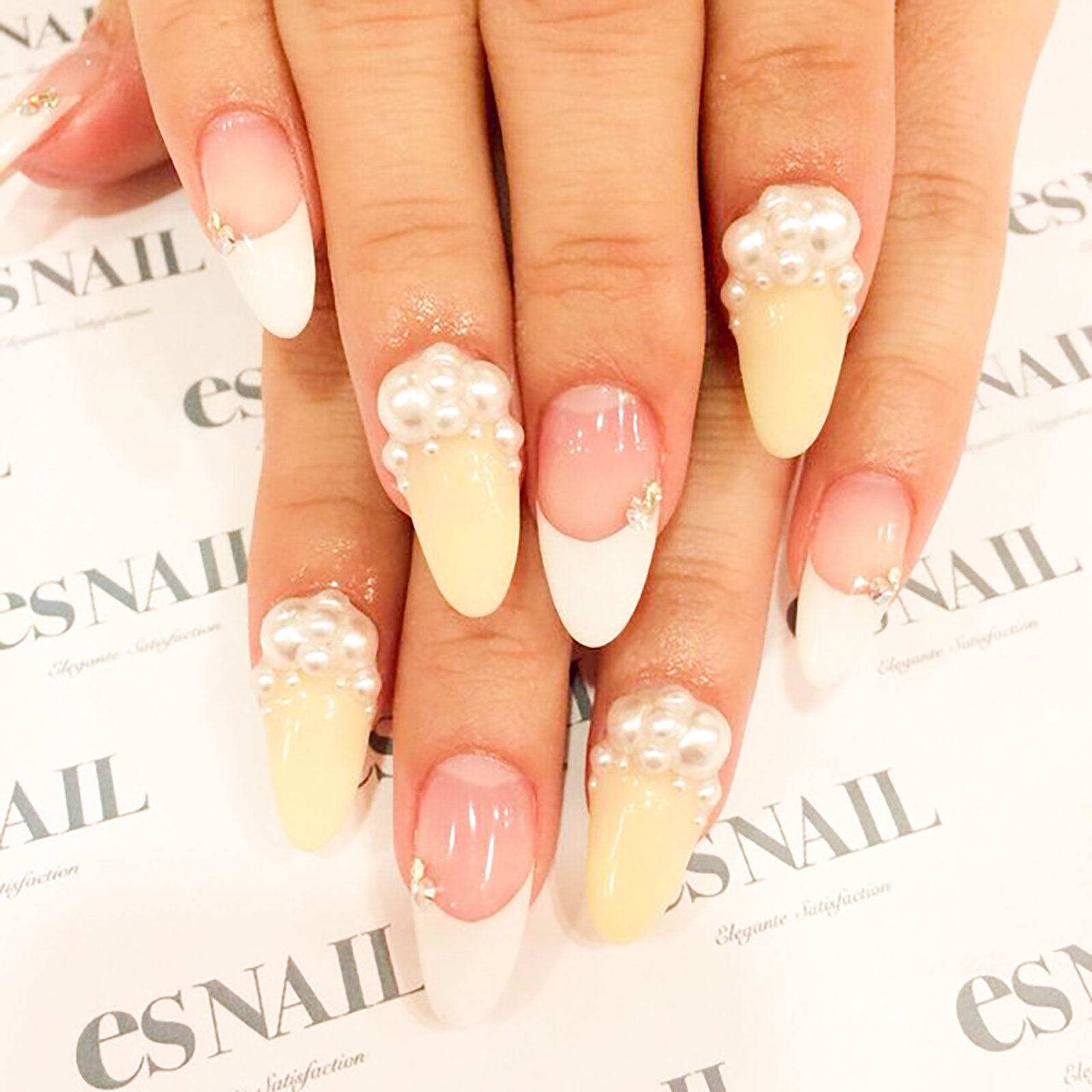 人気の逆フレンチネイル／画像提供：esNAIL