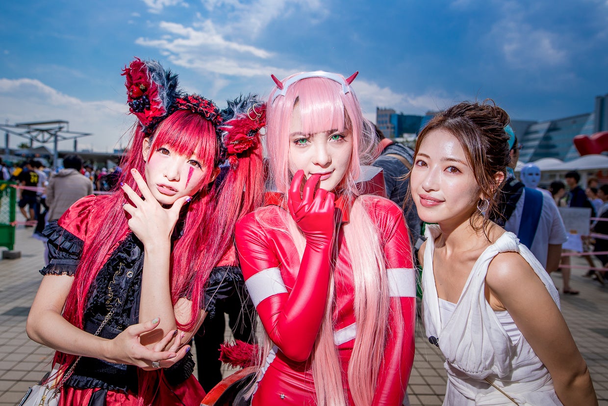 コスプレイヤーと撮影 （写真提供：MBS）