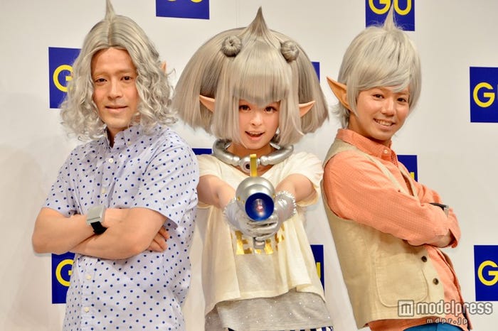 きゃりーぱみゅぱみゅ(中)とピース(右:綾部祐二、左:又吉直樹)