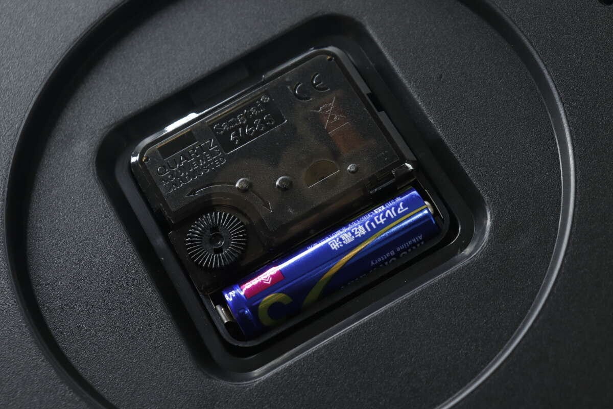 掛け時計の裏側にある電池ボックスに乾電池 掛け時計の裏側にある電池ボックスに乾電池