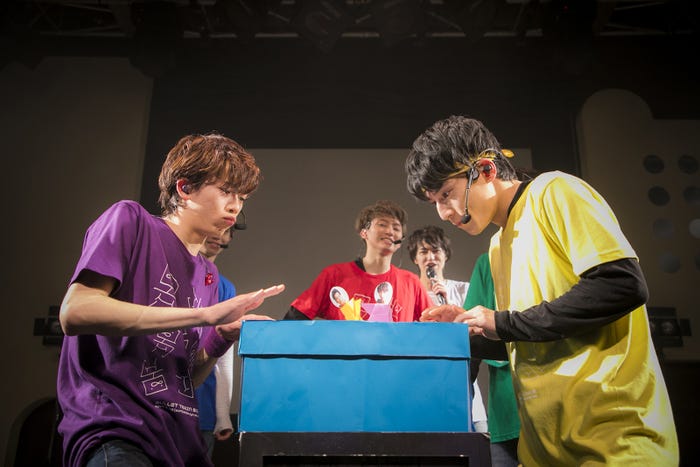 リョウガVSユースケの紙相撲(写真提供:スターダスト音楽出版)