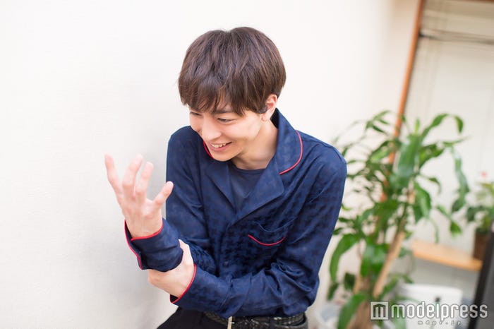 1500冊にサインを入れるという闘いを無事に終えた高杉真宙氏(C)モデルプレス