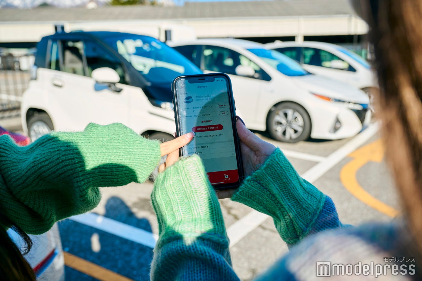 スマホで車の鍵の開け閉めも可能（C）モデルプレス