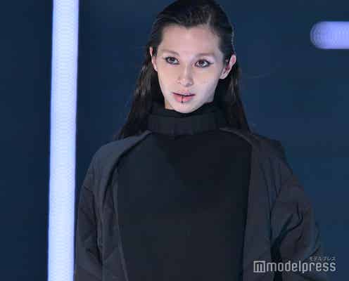中条あやみ、ミニ丈ボトムスで美脚披露 口ピ×囲み目メイクで存在感放つ<TGC2023A/W>