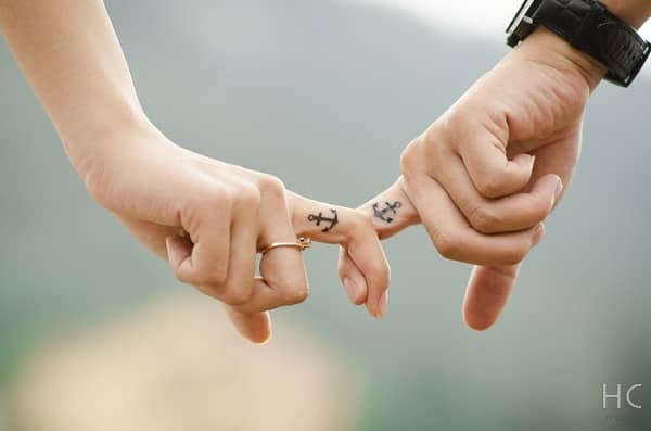 手を繋いで寝る男性の心理は 何か目的や理由があるの モデルプレス 手を繋いで寝る男性の心理は 何か目的や理由があるの モデルプレス