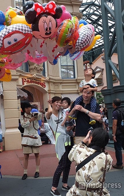 ワールドバザールでの撮影の様子（C）Disney