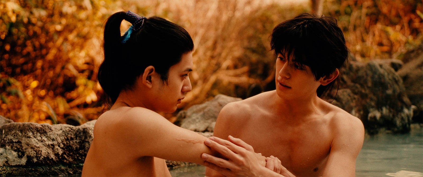 荒木飛羽、元之介（C）2026「炎かがよへ」製作委員会