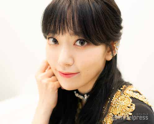IZ*ONE宮脇咲良、Mステ本番前を直撃 最新曲で黒髪ロングに、AKB48メンバーとは話した?<インタビュー>