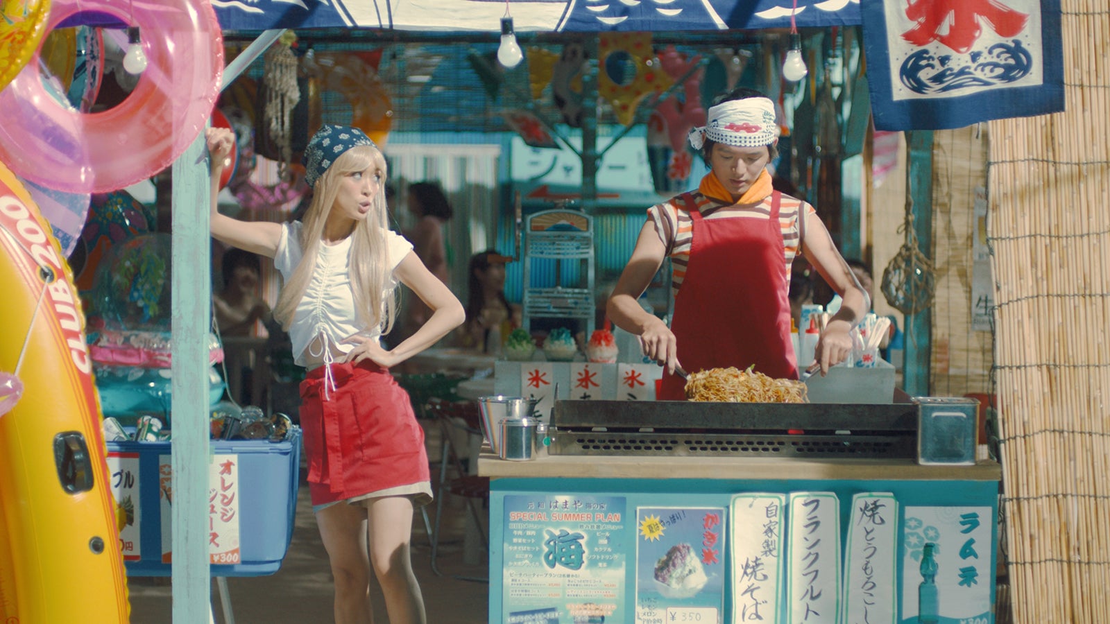 泉里香、濱田龍臣／「はじめての夏バイト」篇より（提供写真）
