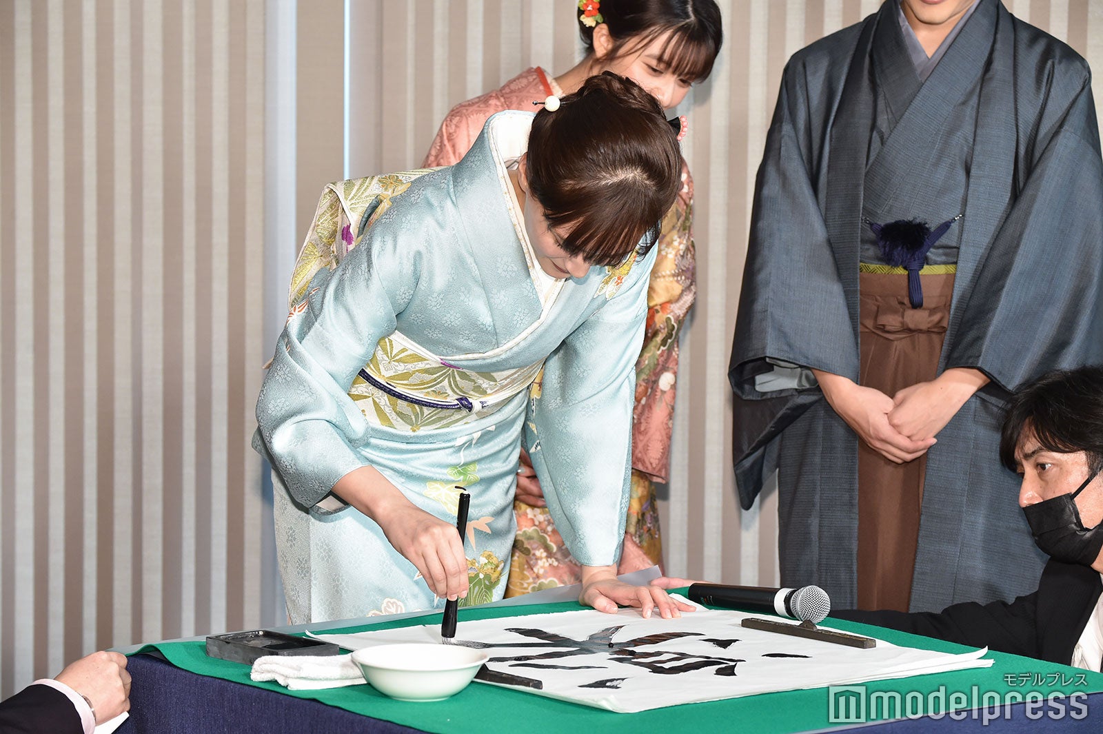 書き初めを披露した綾瀬はるか （C）モデルプレス