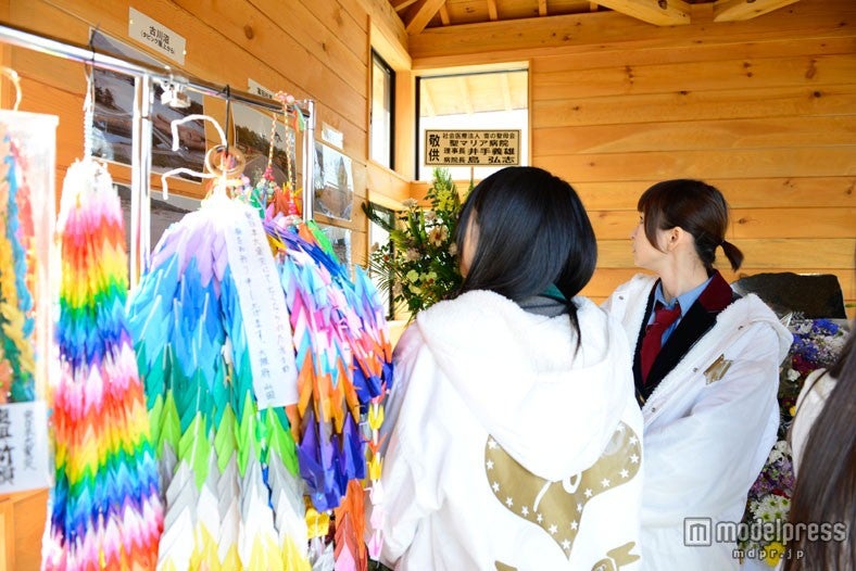 篠田麻里子（右）（C）AKS