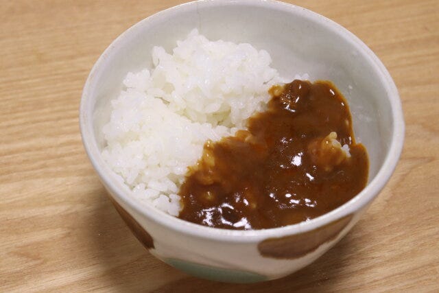 ダイソーの松坂牛カレーを盛り付けた様子