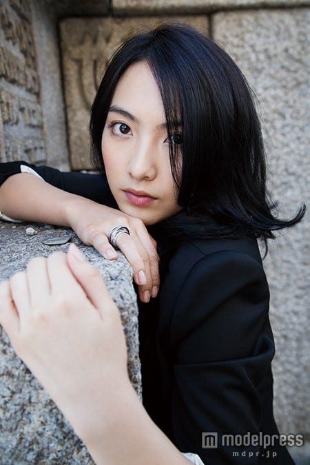 大人の表情を魅せる知英/画像提供:講談社