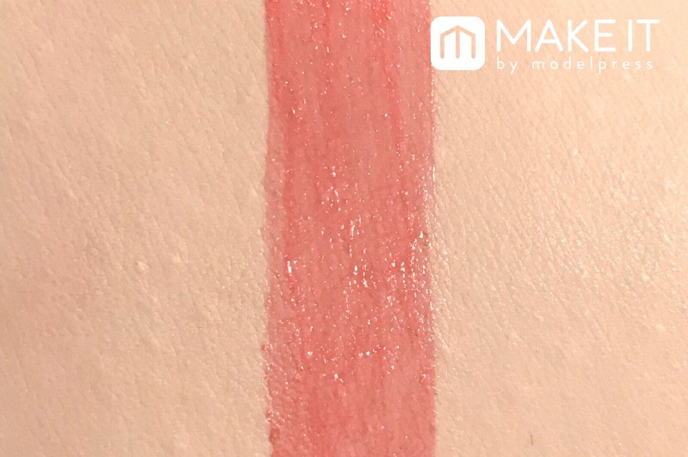 【ロレアルパリ】「グラムシャイン バーミーグロス」“910 パッションフルーツパーフェクト”使用 (C)メイクイット