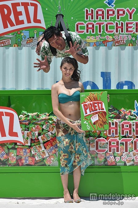 橋本マナミ、柔道家の篠原信一（手前から）