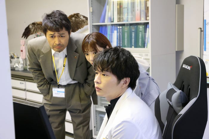 (左から)安田顕、倉科カナ、田中圭 (C)夏緑・菊田洋之・小学館/テレビ東京/AX-ON
