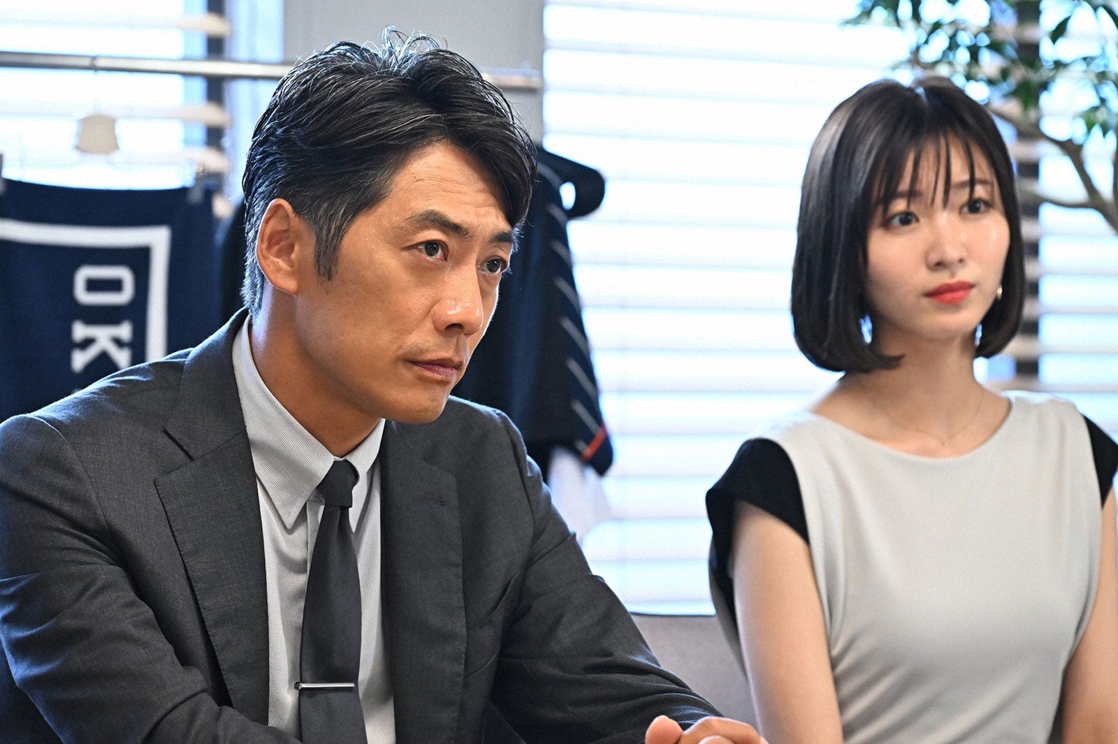 （左から）反町隆史、岡崎紗絵／「オールドルーキー」第7話より（C）TBS