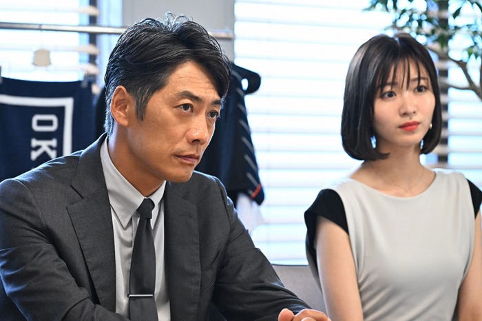 (左から)反町隆史、岡崎紗絵/「オールドルーキー」第7話より(C)TBS
