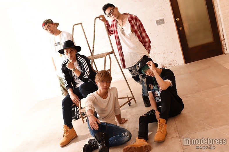 （後列左から）KUBO-C、SWAY、GS（前列左から）KAZUKI、P-CHO